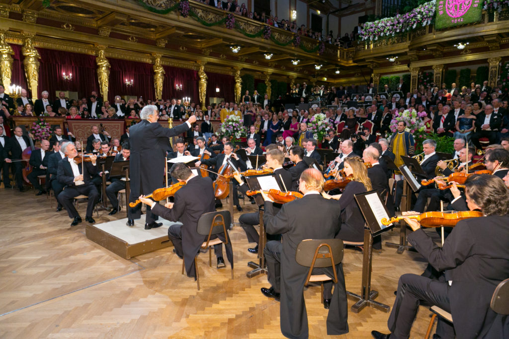 Plácido Domingo als Dirigent auf dem Philharmoniker-Ball