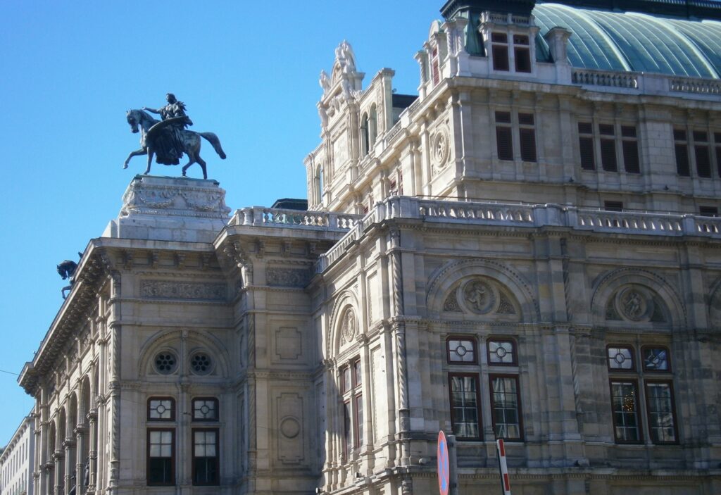 Kulturberichterstattung - Wiener Staatsoper - Dach - Reiterstatue